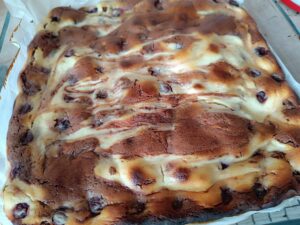 Brownie cu brânză și cireșe15