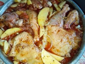 Cartofi la cuptor cu pui de țară1 (1)