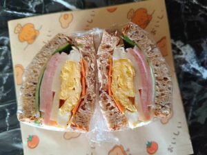 Sandwich cu Șuncă, Cașcaval și Legume6