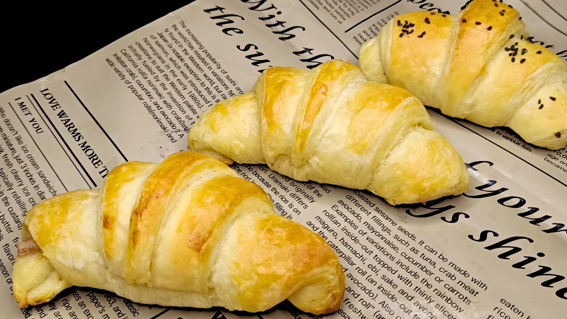 Croissante dospite cu șuncă și cașcaval