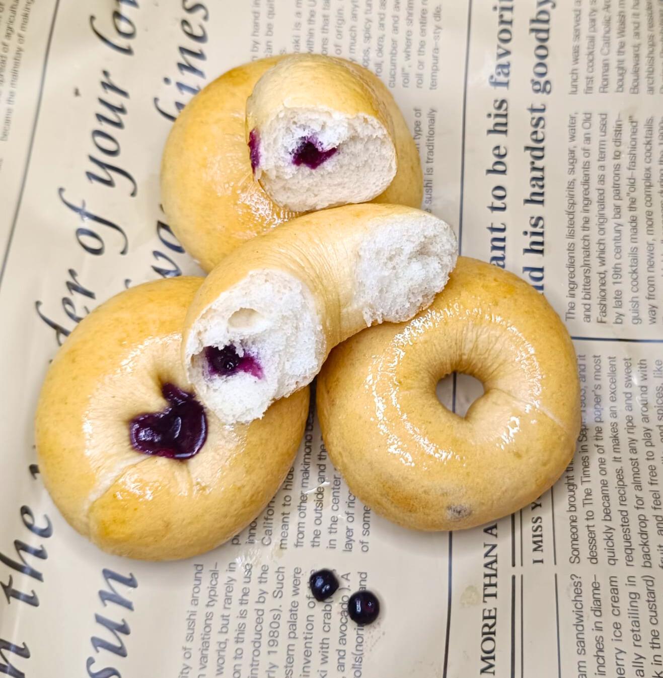 Bagels umpluți cu afine