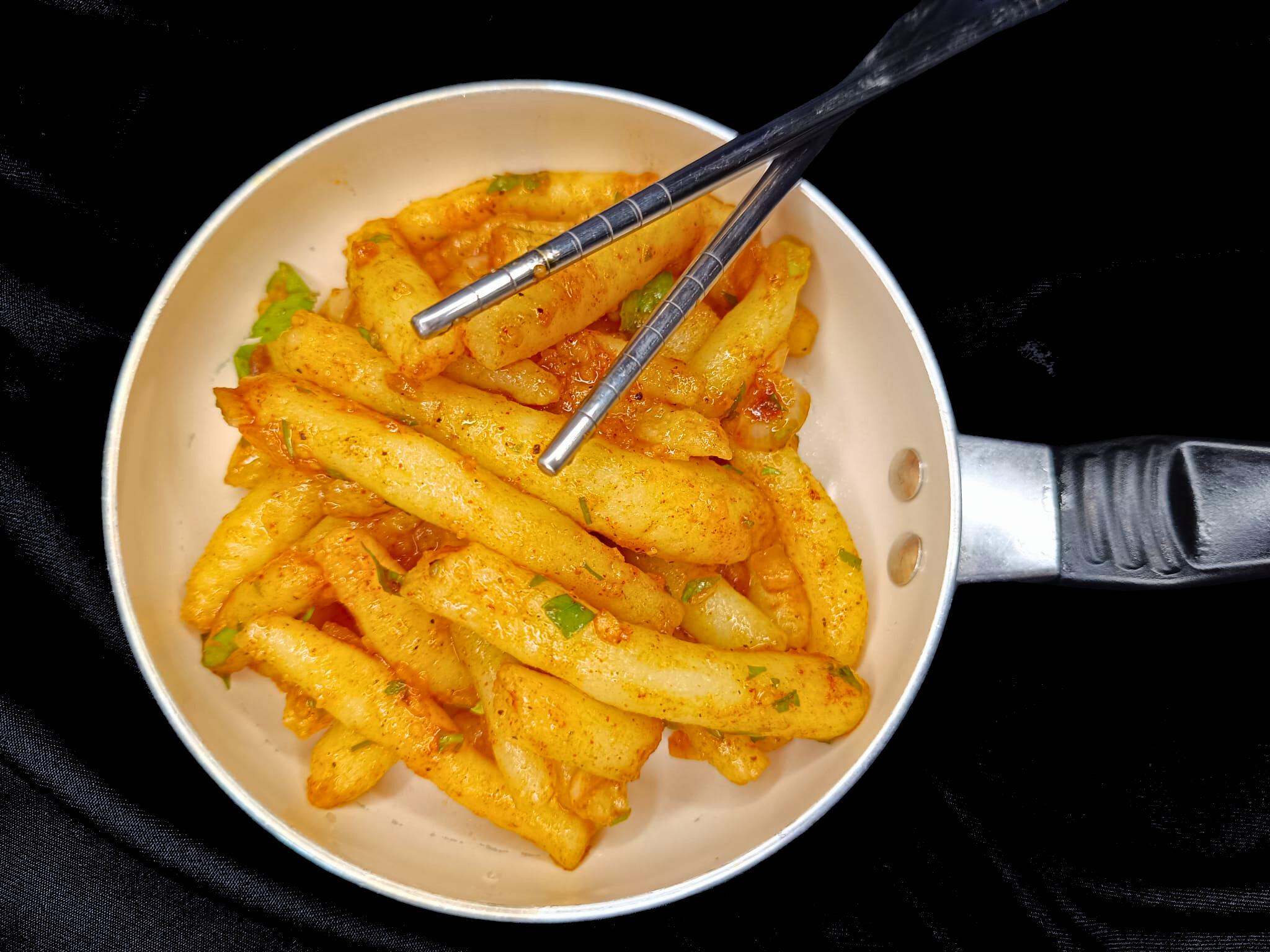 Tteokbokki reinterpretat – cartofi în sos simplu și aromat