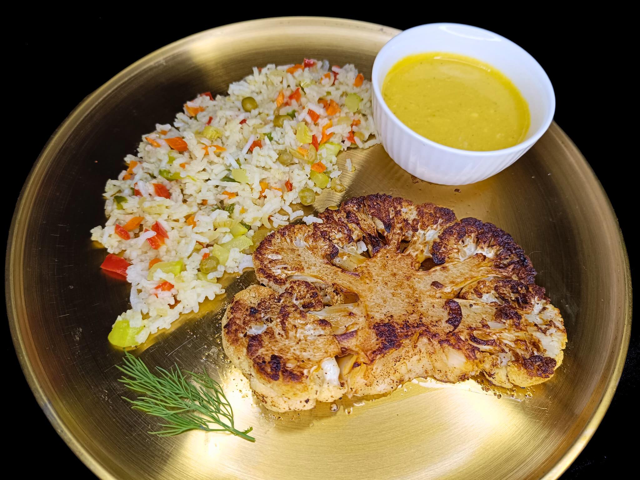 Steak de conopidă cu orez basmati și legume sotate