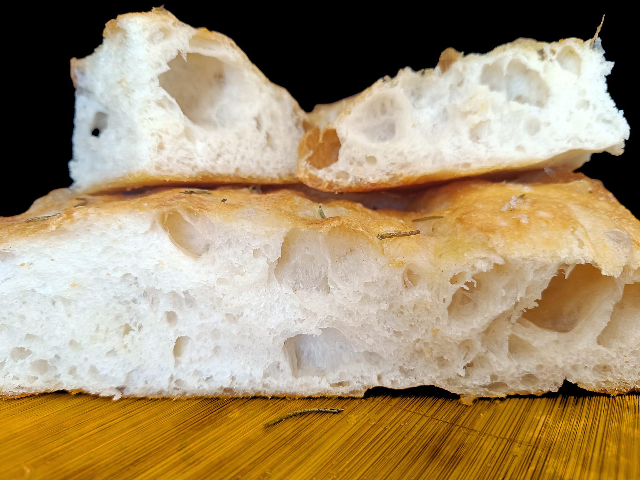 Focaccia cu rozmarin și sare mare – rețeta simplă, făcută în tavă