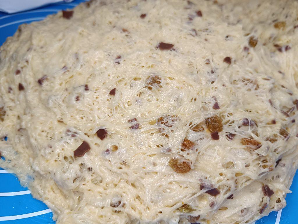 Împăturirea ușoară a al doilea aluat panettone la 30 minute.