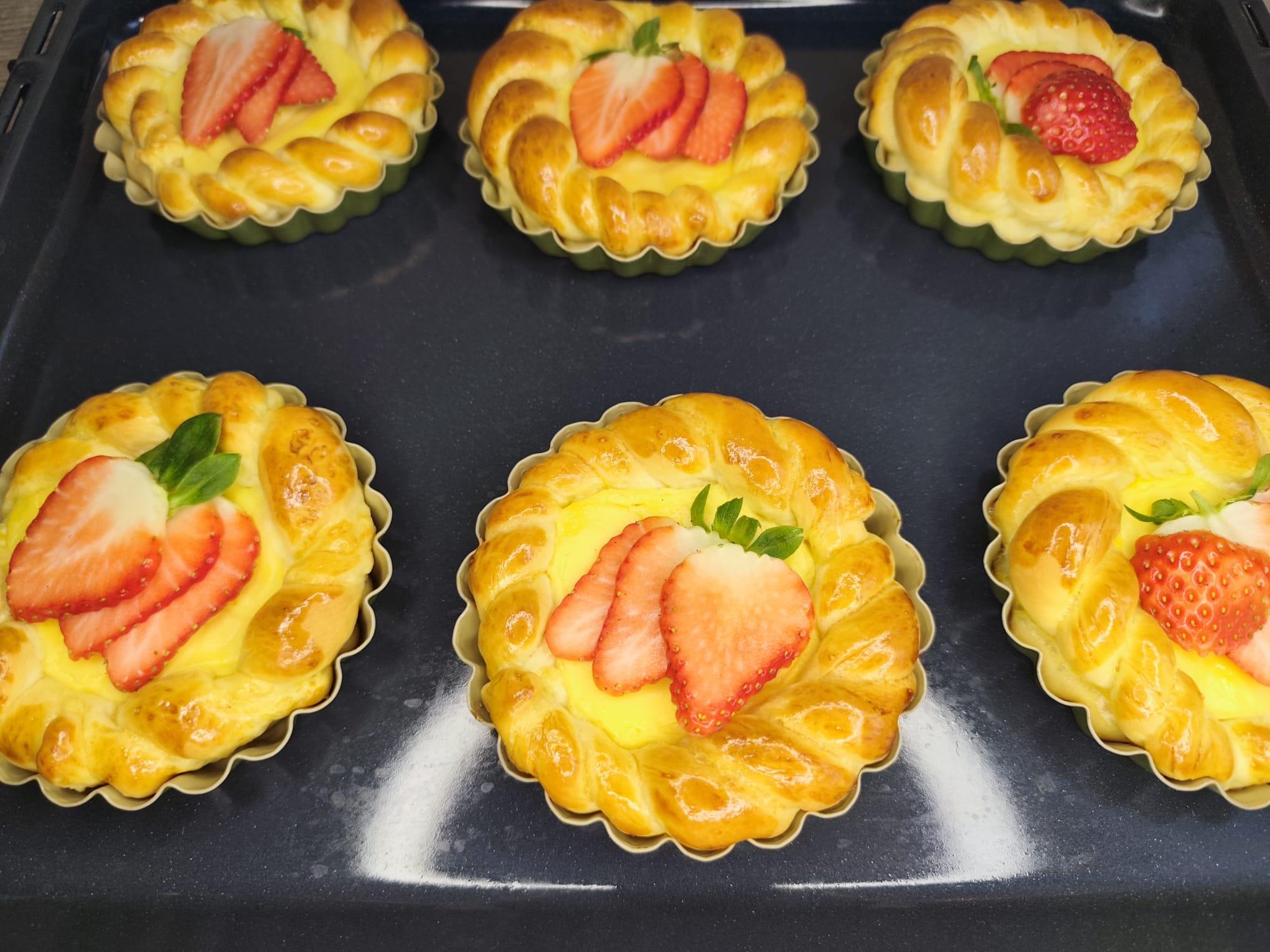 Mini tarte dospite cu cremă de vanilie