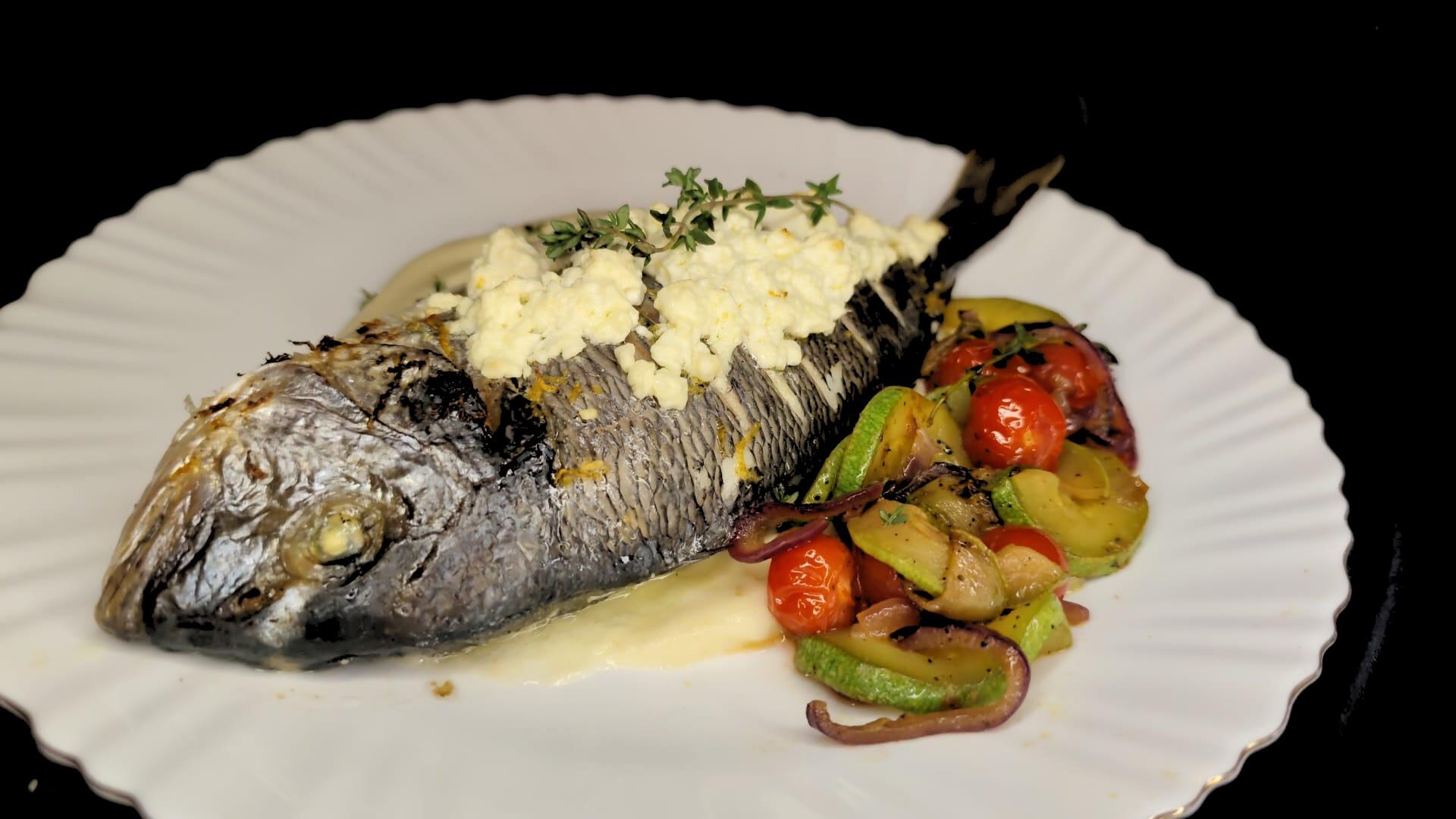 Doradă la cuptor cu feta, piure de țelină și legume sotate