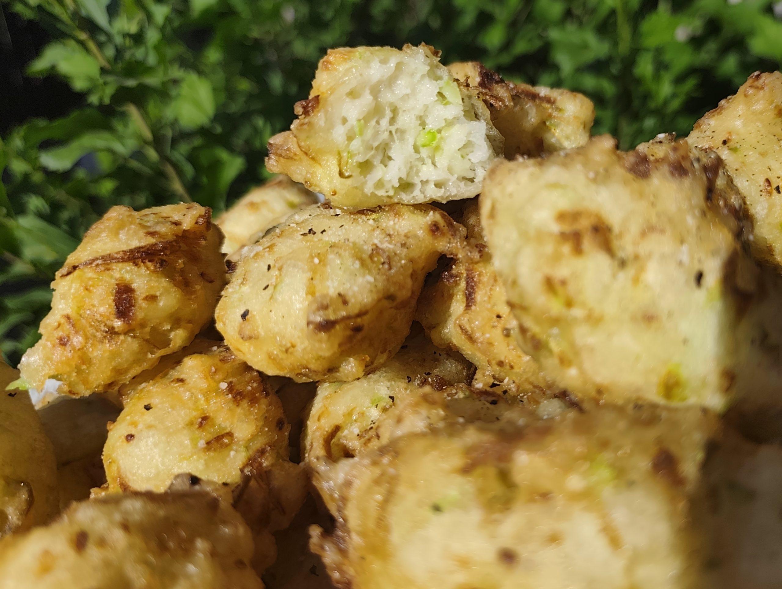 Gogoșele pufoase cu dovlecei și parmezan