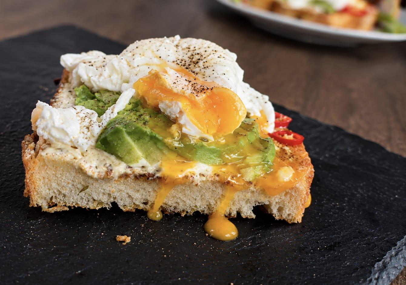 Toast cu avocado, cremă de brânză și ou poșat