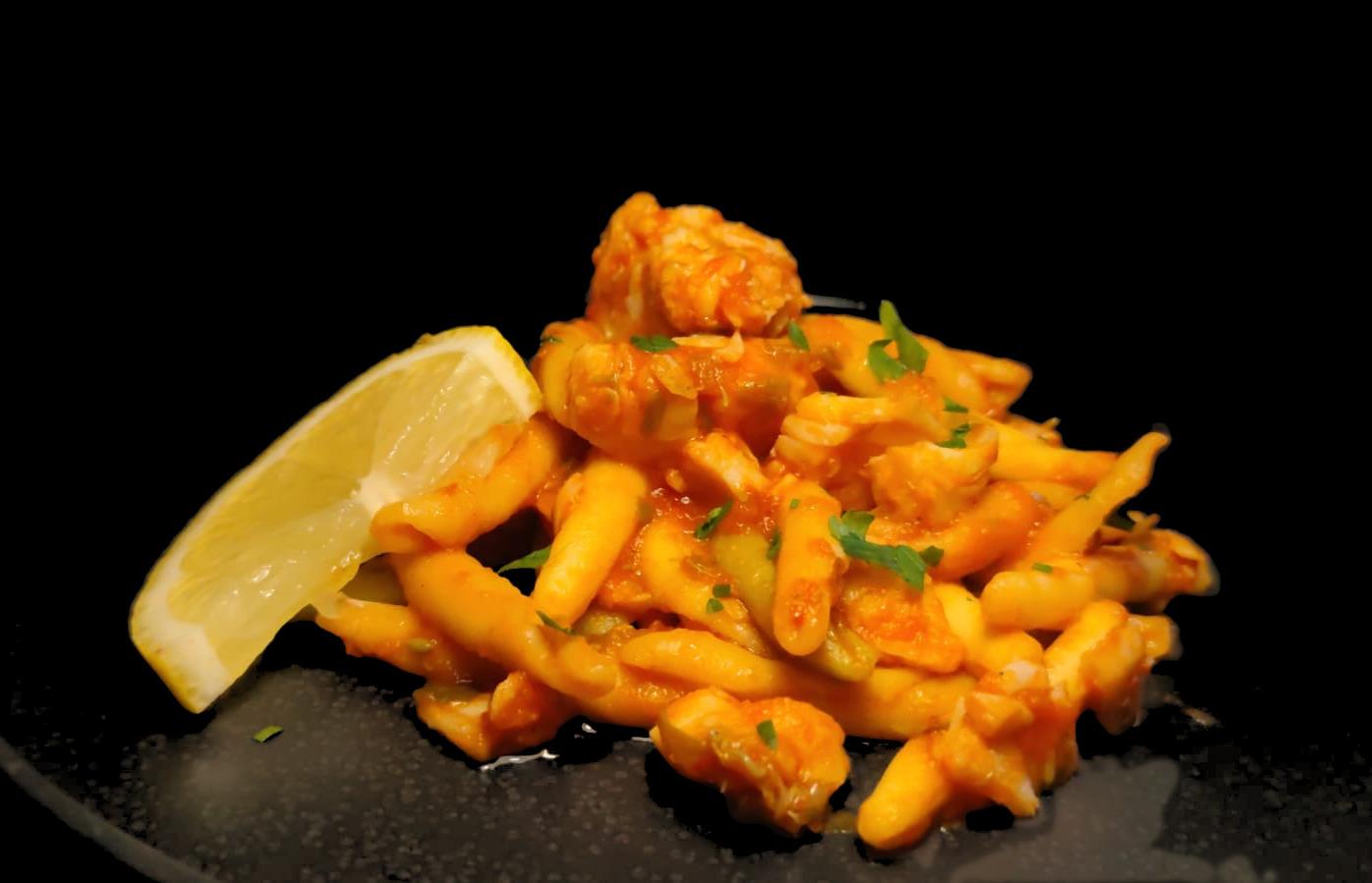 Fusilli pugliesi cu merluciu în sos de roșii