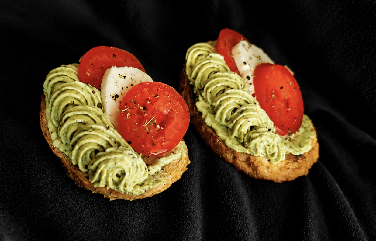 Toast Caprese cu pesto