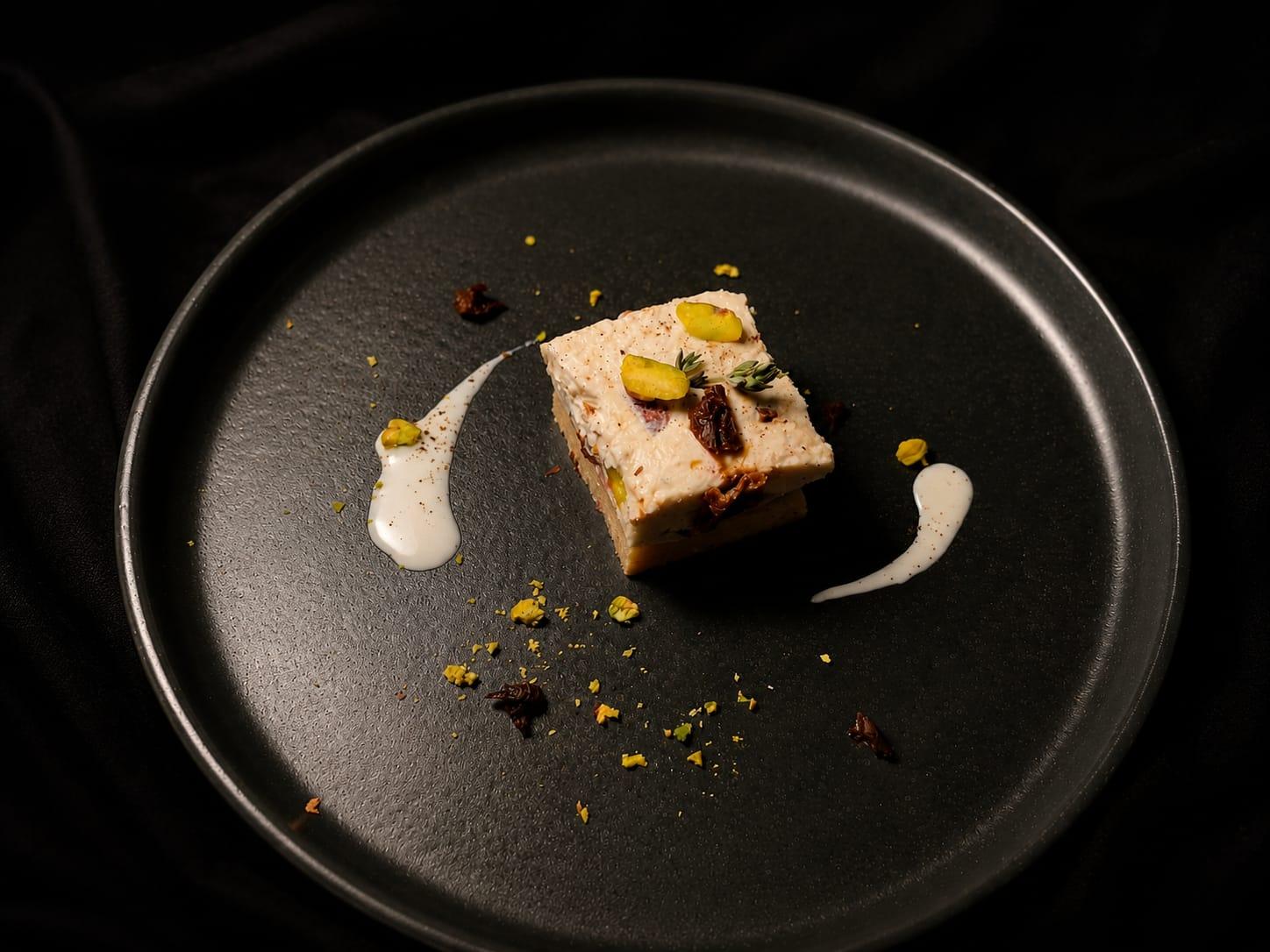 Terrine cu fistic și roșii uscate pe pâine neagră